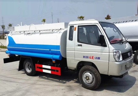 小型洒水车视频_3吨时风风菱小型洒水车