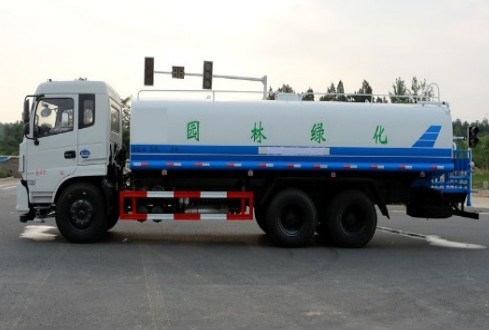 工程洒水车报价_东风专底后双桥20吨工程洒水车