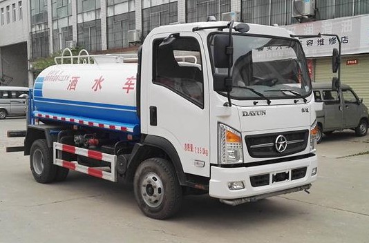 5方洒水车多重_大运征途5吨绿化洒水车厂家价格
