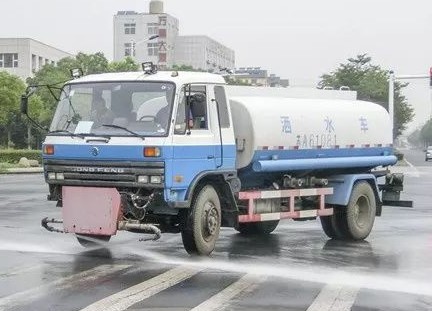 洒水车工作图片 洒水车工作图片