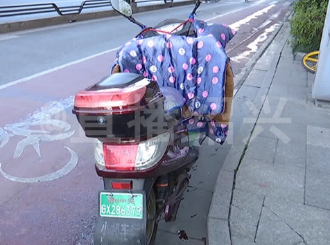 被冰滑倒的电动车图片 被冰滑倒的电动车图片