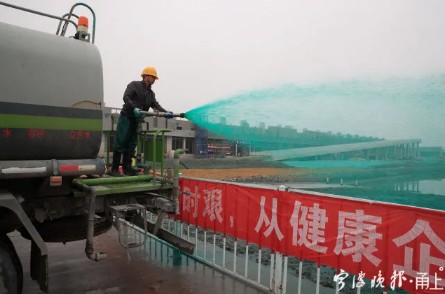 宁波洒水车喷“绿水”图片 宁波洒水车喷“绿水”图片