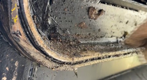 卸完垃圾后需将填充器密封条、积水槽及污水箱垃圾清理干净。 卸完垃圾后需将填充器密封条、积水槽及污水箱垃圾清理干净。