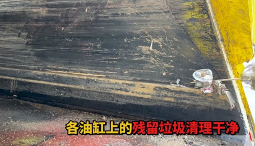 卸完垃圾后需将填充器密封条、积水槽及污水箱垃圾清理干净。 卸完垃圾后需将填充器密封条、积水槽及污水箱垃圾清理干净。
