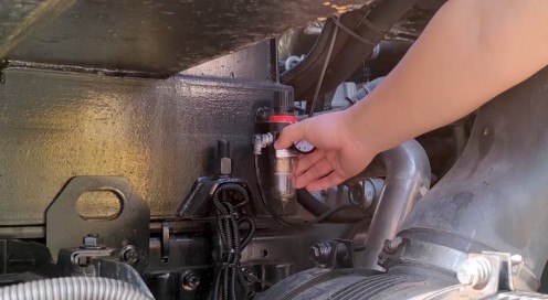 油气分离器中若有积水需及时排净。 油气分离器中若有积水需及时排净。